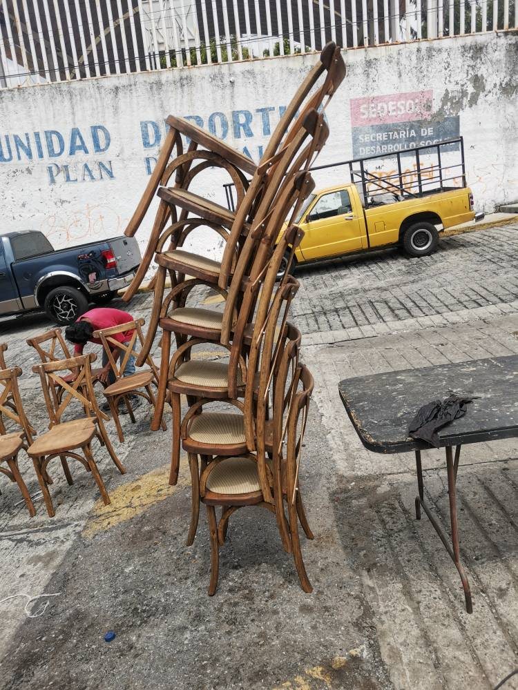 Evento con mesas y sillas fabricadas por J&K