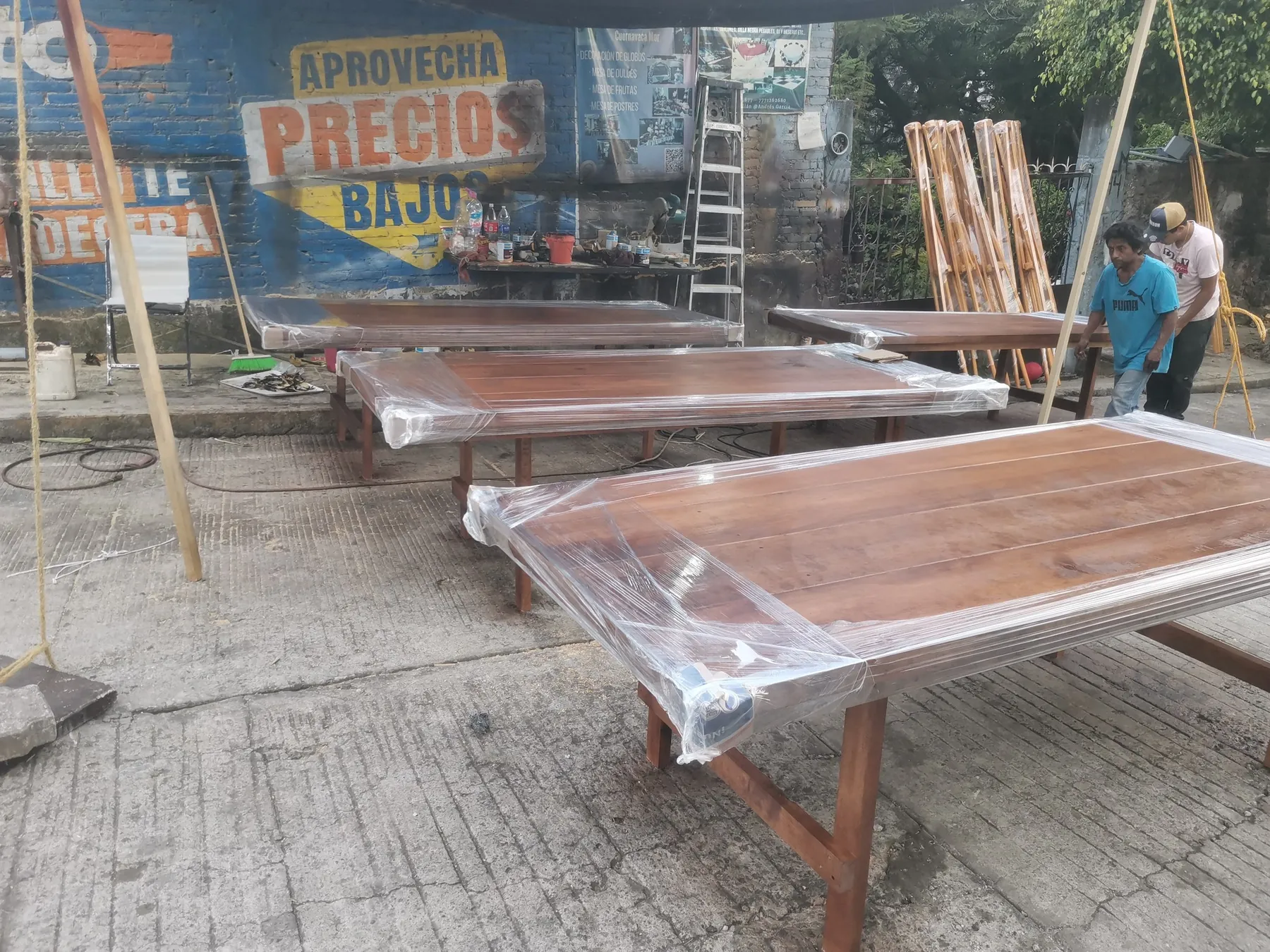 Mesa de madera montada para evento
